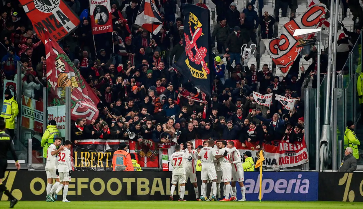 Pemain Monza Mattia Valoti merayakan dengan rekan setimnya usai mencetak gol ke gawang Juventus pada pertandingan sepak bola babak 16 besar Coppa Italia di Stadion Juventus, Turin, Italia, 19 Januari 2023. Juventus menang 2-1 atas Monza. (Marco Alpozzi/LaPresse via AP)