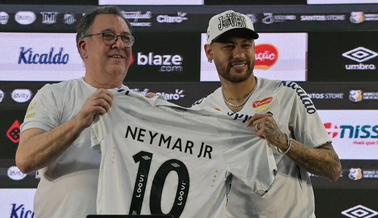 Neymar memegang jersey bernomor punggung 10 saat konferensi pers pengenalan pemain baru Santos di Vila Belmiro, Sao Paulo, Brasil, Sabtu (01/02/2025) WIB. (AFP/Nelson Almeida)