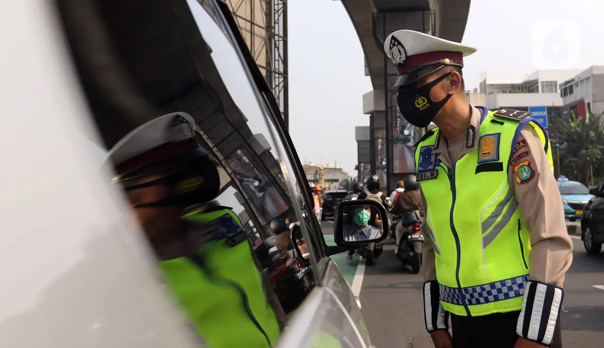 Polisi menghentikan mobil saat pemberlakuan ganjil genap di kawasan Fatmawati, Jakarta, Senin (25/10/2021). Pemberlakuan sistem ganjil genap di DKI Jakarta karena meningkatnya volume kendaraan di masa PPKM level 2. (Liputan6.com/Herman Zakharia)