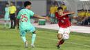 <p>Pemain Timnas Indonesia U-20, Dony Tri Pamungkas (kanan) berusaha melewati pemain Timnas China U-20, Su Yuliang pada laga persahabatan yang berlangsung di Stadion Madya, Senayan, Jakarta, Jumat (22/03/2024). (Bola.com/Abdul Aziz)</p>