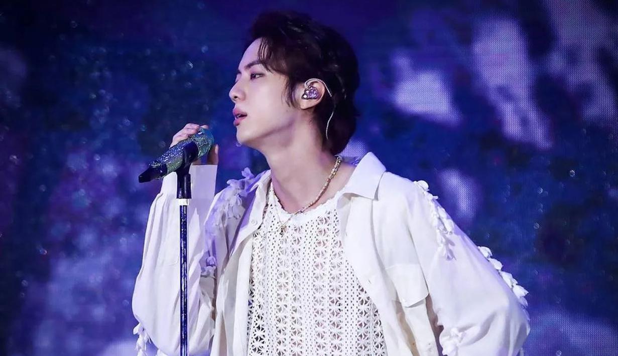 Dalam akun Instagram pribadinya, pria dengan nama lengkap Kim Seok Jin ini beberapa kali mengunggah momen saat berada di atas panggung. Penampilan Jin BTS pun selalu berhasil mencuri perhatian banyak penggemar. (Liputan6.com/IG/@jin)
