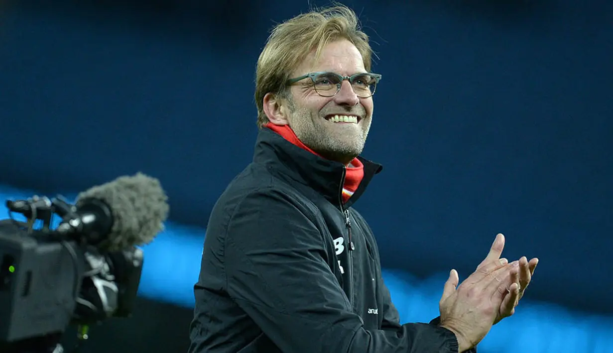 Pelatih Liverpool, Jurgen Klopp, sumringah usai menaklukan Manchester City pada laga Liga Inggris di Stadion Etihad, Inggris, Sabtu (21/11/2015). (AFP Photo/Oli Scarff)