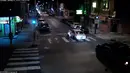 Pria bersenjata menembakan senjata api kearah mobil seorang petugas polisi Jesse Hartnett yang sedang berpatroli pada jam malam di Philadelphia, Pennsylvania, USA (8/1). (REUTERS/Philadelphia Police Department)