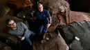 Pemilik Horween Leather Co, Arnold 'Skip' Horween (kanan) bersama anaknya Nick berpose di atas bahan kulit di Chicago, AS (24/1). Skip Horween merupakan generasi keempat yang membuka bahan kulit dari tahun 1905. (AP Photo/Charles Rex Arbogast)