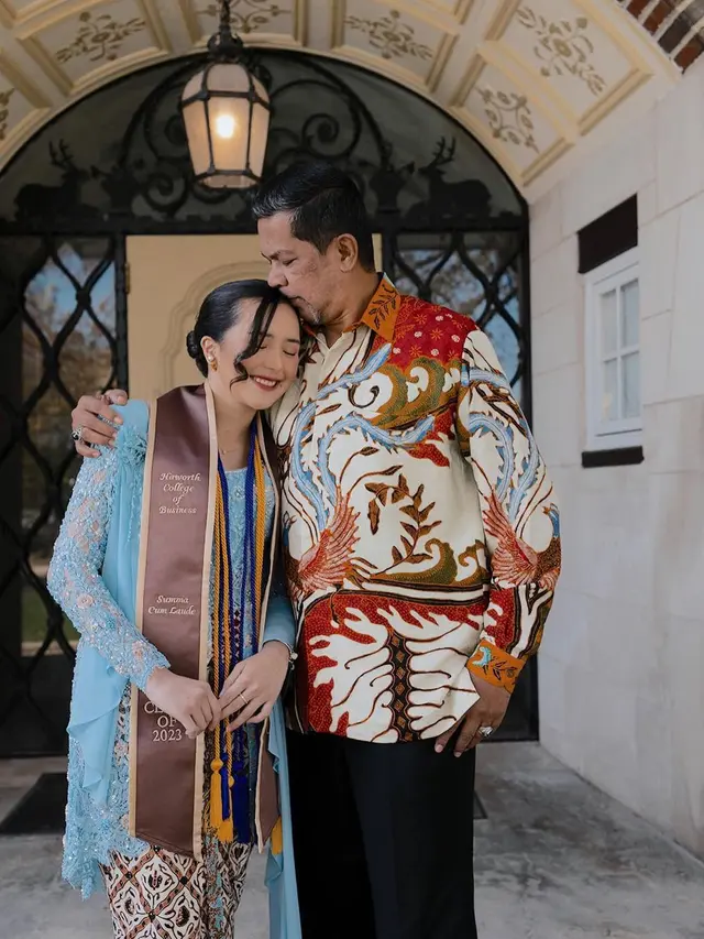 8 Potret Beby Tsabina Lulus dari Western Michigan Univeristy, Menawan dengan Kebaya