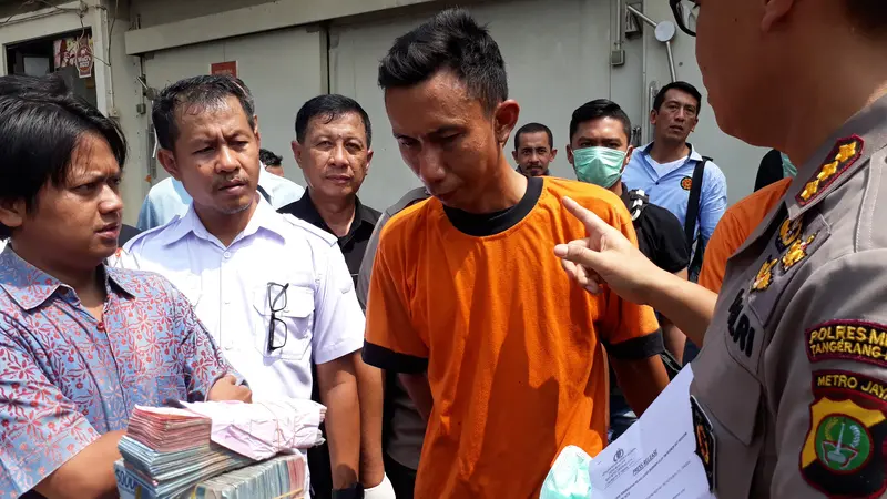 Firmansyah, petugas keamanan yang juga salah satu pelaku perampokan Rumah Pemotongan Hewan (RPH) di Cibodas Kota Tangerang, mengaku diimingi Rp 100 juta jika aksinya berhasil dilakukan.