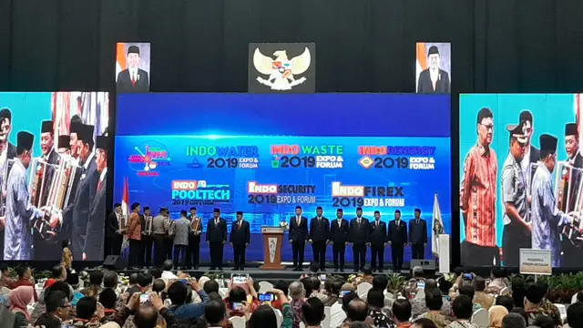 Wapres Jusuf Kalla menyematkan penghargaan kepada kepala daerah di JCC, Jakarta, Rabu (17/7/2019).