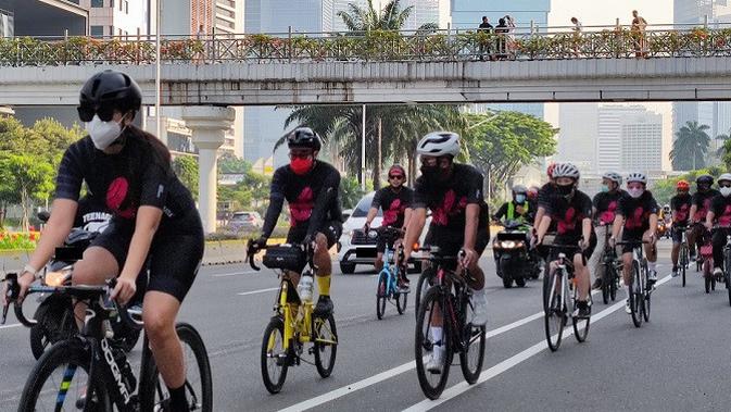 Keseruan acara gowes bareng bertajuk Unlimited Hope yang digelar Smartfren. (Liputan6.com/Agustinus M. Damar)