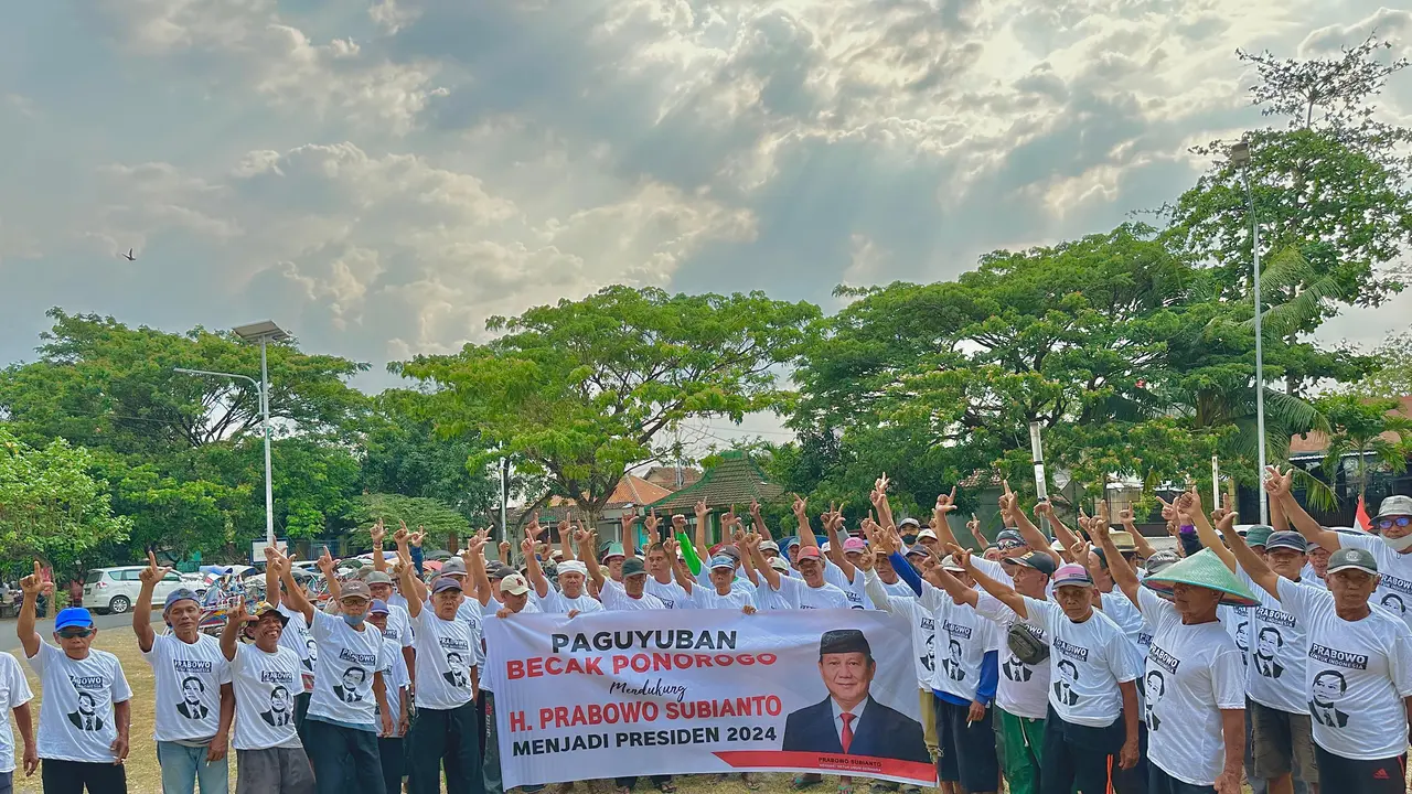 Paguyuban Becak Ponorogo menyatakan dukungan ke Prabowo jadi presiden. (Dian Kurniawan/Liputan6.com)