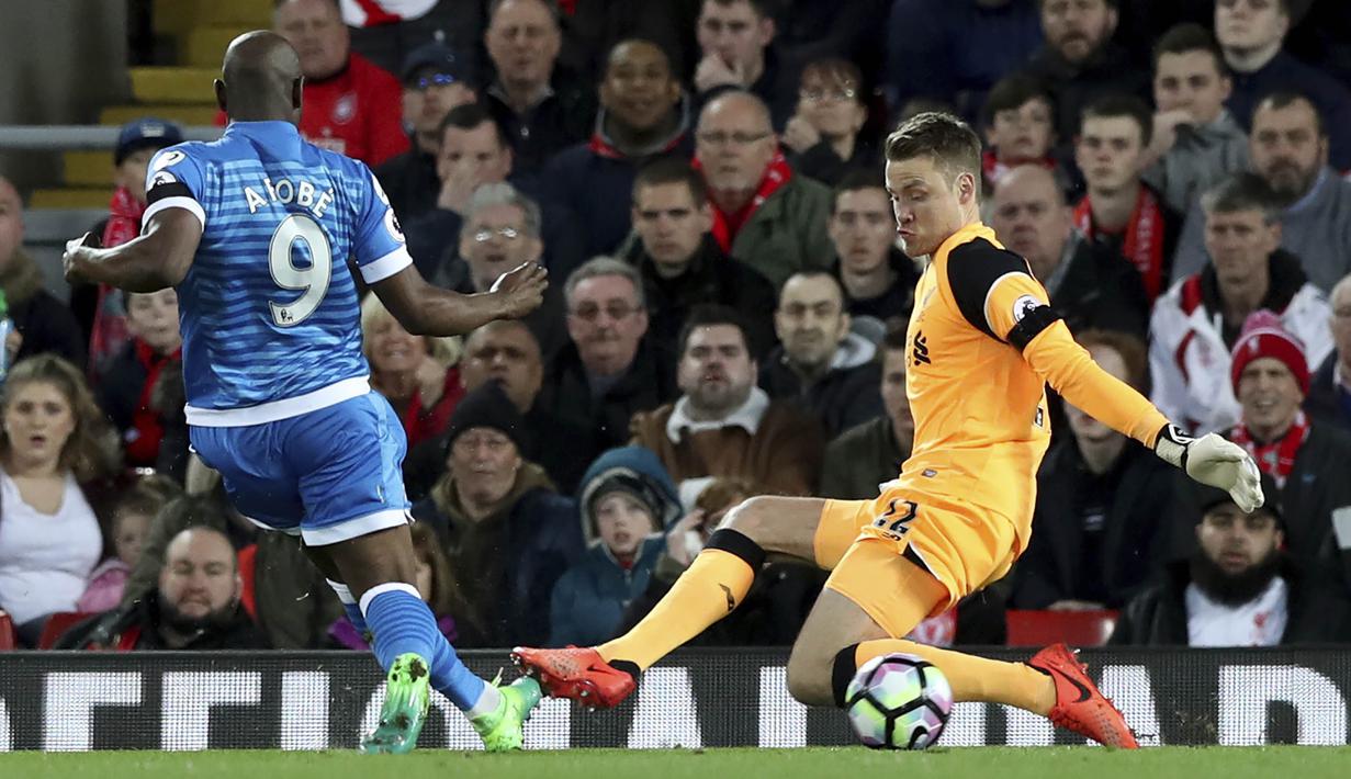 Kiper Liverpool, Simon Mignolet, berusaha menghalau bola tendangan striker Bournemouth, Benik Afobe. Meski hanya meraih hasil imbang, Liverpool tetap menempati posisi ketiga klasemen liga Inggris dengan 60 poin. (AP/Martin Rickett).