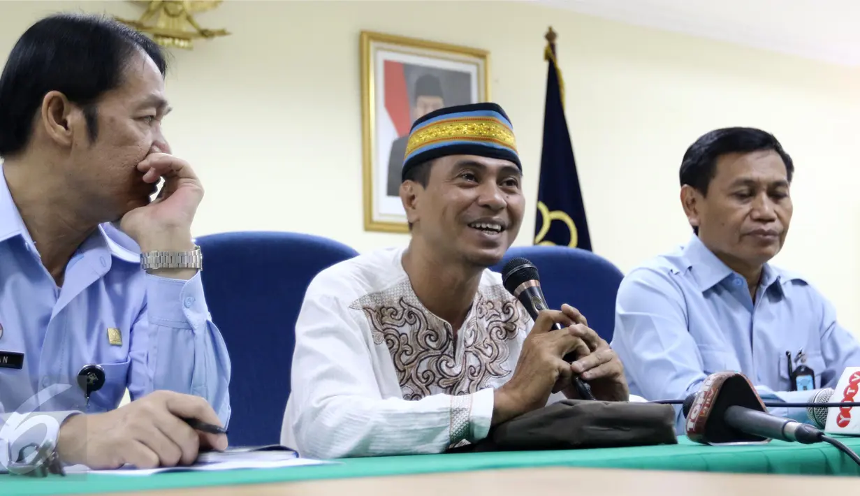 Budi Imam pemilik Fresh Laundry (tengah) bersama Dirjen HAM Kemenkumham, Mualimin Abdi, melakukan pertemuan di kantor Dirjen HAM, Jakarta, Senin (10/10). Pertemuan terkait gugatan Dirjen HAM  kepada pemilik laundry kiloan itu. (Liputan6.com/Helmi Afandi)