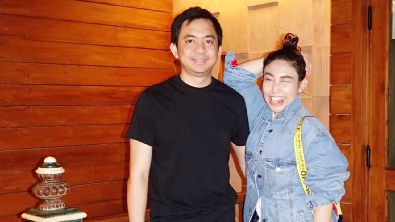 [Bintang] 8 Foto Ayu Dewi dan Regi Datau yang Kocak Tapi Romantis