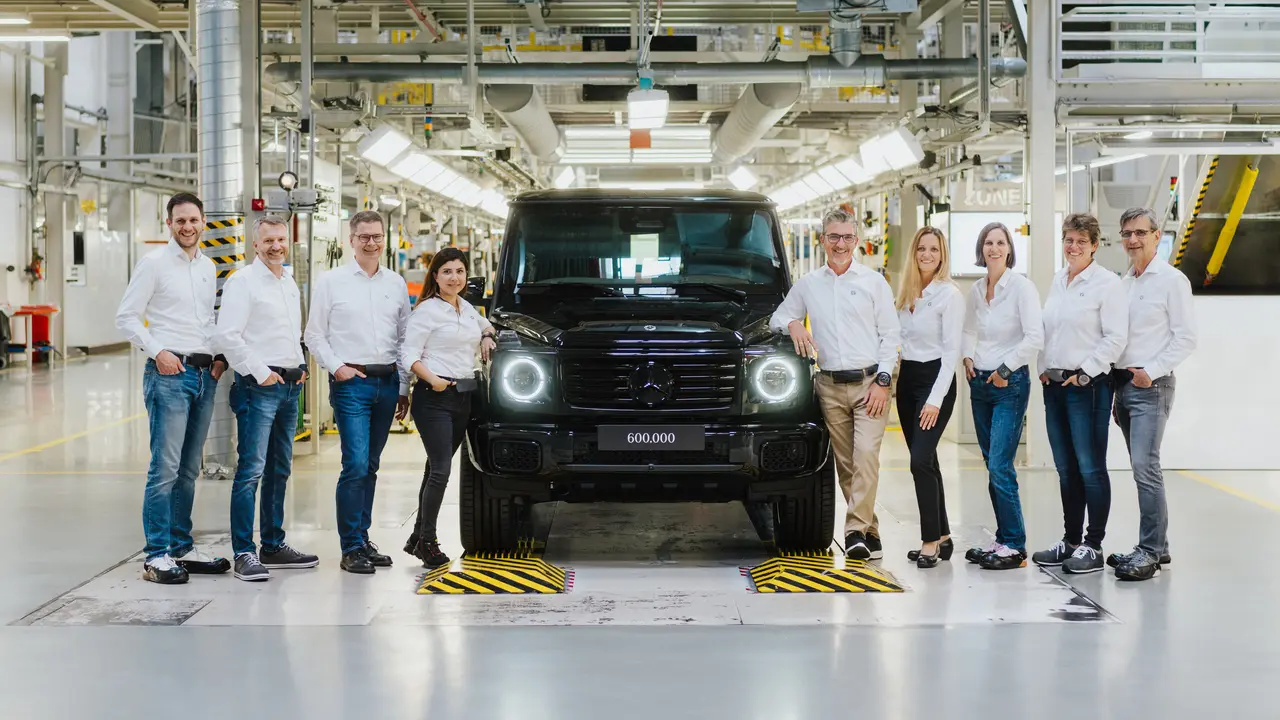 Mercedes-Benz merayakan pencapaian besar dengan memproduksi unit ke-600.000 di pabrik Magna Steyr, Graz, Austria (Mercedes-Benz)