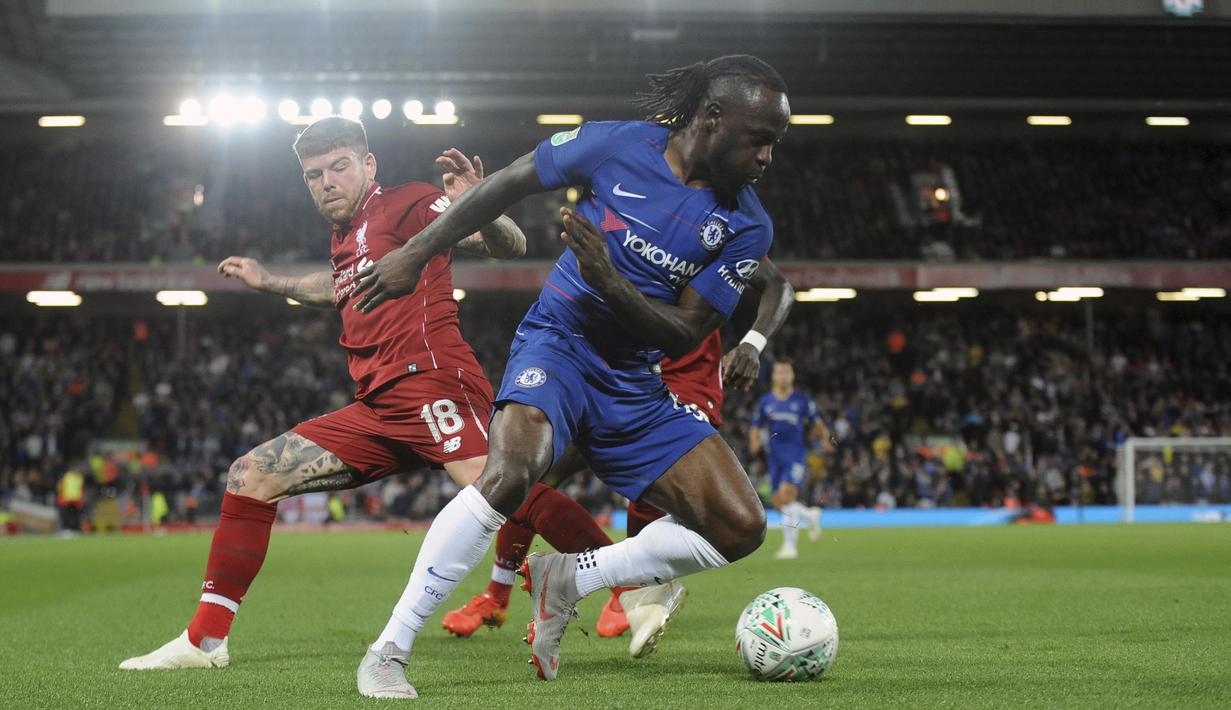 Gelandang Chelsea, Victor Moses, berebut bola dengan pemain Liverpool, Alberto Moreno, pada laga Piala Liga Inggris di Stadion Anfield, Rabu (26/9/2018). Liverpool takluk 1-2 dari Chelsea. (AP/Rui Vieira)
