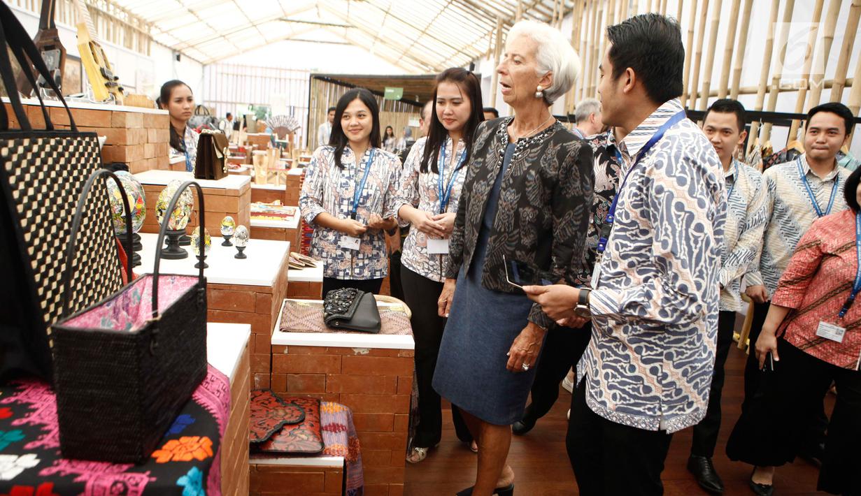 Managing Director IMF Christine Lagarde melihat berbagai keseniaan yang dipamerkan saat berkunjung ke Paviliun Indonesia di arena pertemuan IMF-Bank Dunia, Bali, Rabu (10/10). (Liputan6.com/Angga Yuniar)