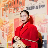 Mahalini tampil dengan gaya yang bold dan penuh percaya diri dari koleksi Coach Fall 2024. [Foto: Coach]