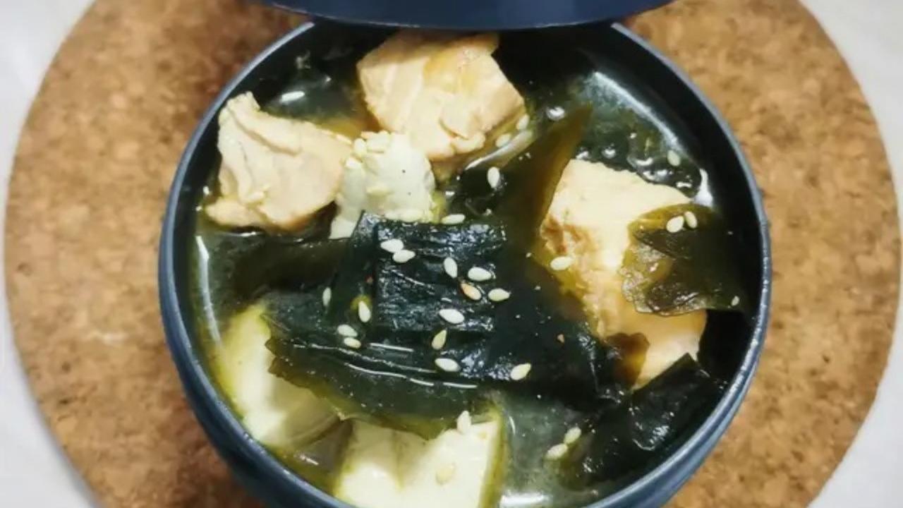 Resep sup salmon rumput laut. (dok. Cookpad @rhee_vemberiani)