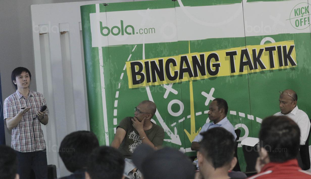 Peneliti Taktik KickOff Indonesia, Ryan Tank, saat mengisi acara diskusi Bincang Taktik di Gedung KMK Online, Jakarta, Kamis (10/8/2017). Diskusi mengangkat tema "Mengembalikan Tradisi Emas Sepak Bola SEA Games". (Bola.com/M Iqbal Ichsan)