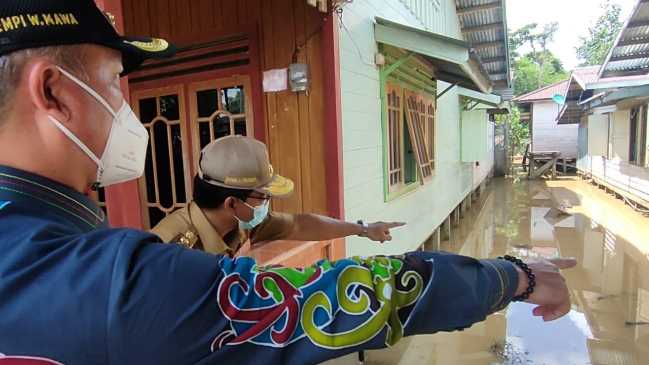 Gubernur Zainal dan Bupati Malinau Wempi meninjau  satu desa terdampak banjir. Foto istimewa