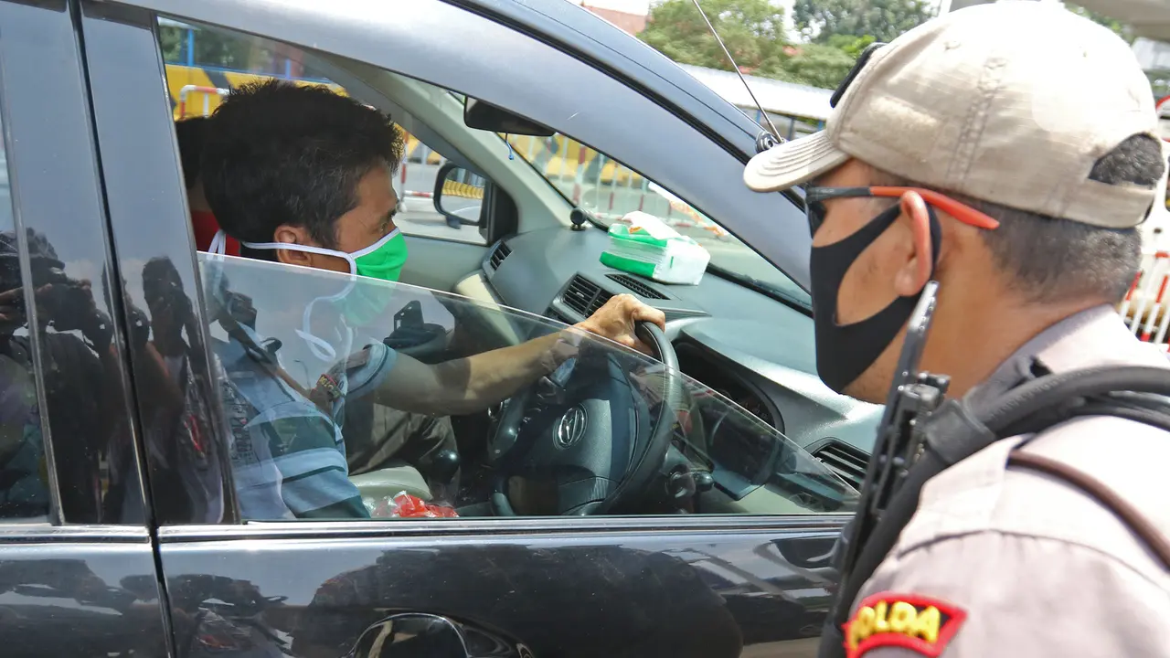 Pelaksanaan PSBB di Gerbang Tol Pasar Rebo 2