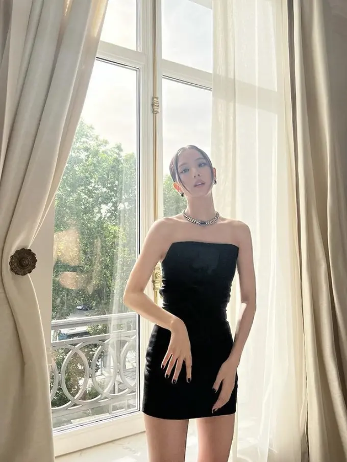 OOTD Jisoo BLACKPINK Saat di Spanyol, credit: @sooyaaa__