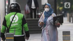 Keadaan semakin buruk dengan berbagai ancaman penyakit yang membuat masyarakat harus bersedia kembali mengenakan masker dalam sepekan terakhir. (merdeka.com/Imam Buhori)