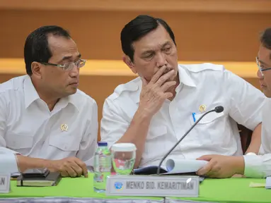 Menhub Budi Karya Sumadi (kiri), Menko Kemaritiman Luhut Binsar Pandjaitan (tengah) dan Menkominfo Rudiantara (kanan) berbincang disela jumpa pers Revisi PM 26 Tahun 2017 di Kemenhub, Jakarta (19/10). (Liputan6.com/Faizal Fanani)