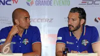 Mantan pemain timnas Prancis, David Trezeguet (kiri) berbincang dengan Gianluca Zambrotta saat memberi keterangan di Jakarta, Jumat (20/5/2016). Legenda Italia ditantang Primavera Baretti dalamlaga persahabatan, (21/5). (Liputan6.com/Helmi Fithriansyah)