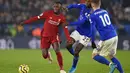 Gelandang Liverpool, Naby Keita, berusaha melewati gelandang Leicester, Wilfred Ndidi, pada laga Premier Laegue di Stadion King Power, Leicester, Kamis (26/12). Leicester kalah 0-4 dari Liverpool. (AFP/Oli Scarff)