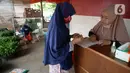 Warga yang memiliki kartu ATM Keluarga Sejahtera mengisi data saat mengambil bantuan pangan non tunai dari Kemensos di Kelurahan Buaran, Serpong, Tangerang Selatan, Banten, Jumat (16/10/2020). Bantuan pangan non tunai tersebut diterima 95 orang. (merdeka.com/Dwi Narwoko)