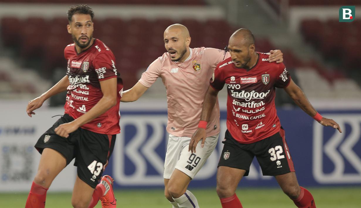 Pemain Persik Youssef Ezzejjari dijaga ketat dua pemain Bali United Willian Pacheco (kiri) dan Leonard Tupamahu  dalam laga pembukaan BRI Liga 1 2021/2022 antara Bali United melawan Persik Kediri di Stadion Utama Gelora Bung Karno, Jumat (27/8/2021). (Foto: Bola.com/Ikhwan Yanuar)