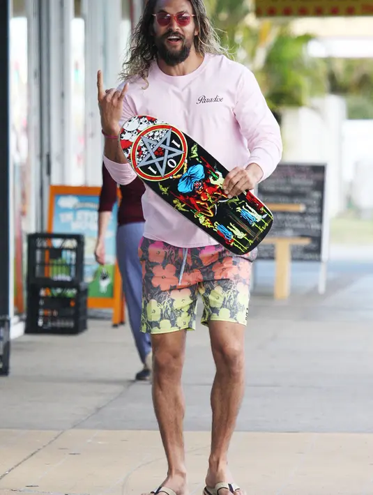 Bahkan Jason Momoa pun terlihat bahagia dan nyaman-nyaman saja dengan sandal jepitnya. (CARLOS COSTAS/REX/SHUTTERSTOCK/HollywoodLife)