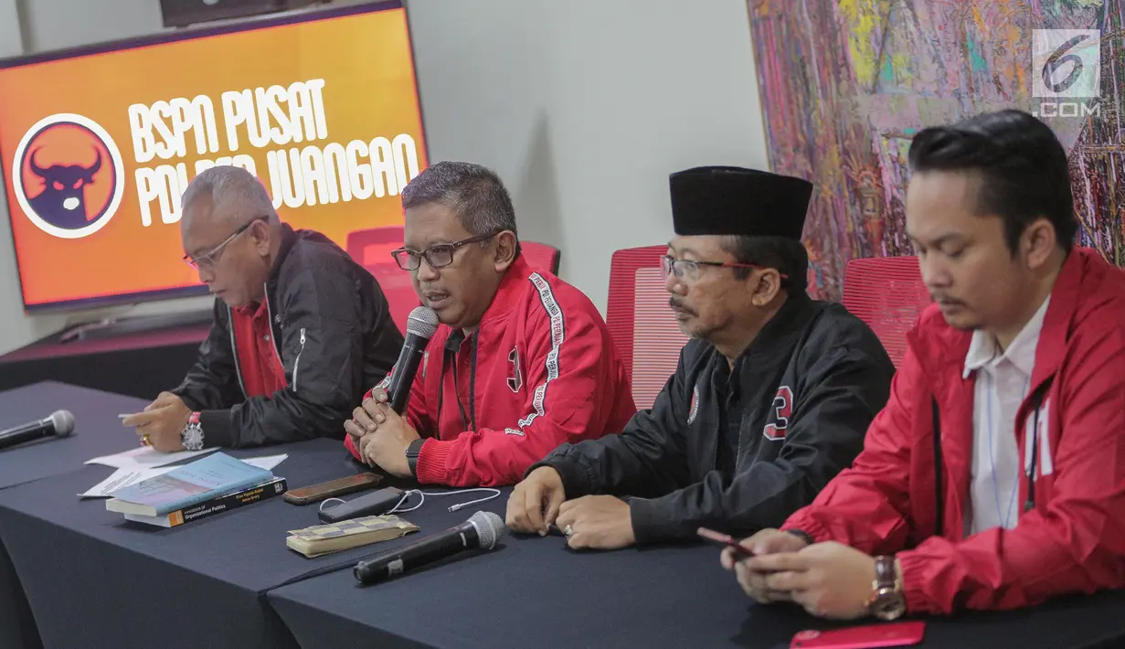 Sekjen PDIP Hasto Kristiyanto (kedua kiri) didampingi Kepala BSPN PDIP Arif Wibowo (kiri) dan Ketua Bidang Bappilu DPP PDI Perjuangan (PDIP), Bambang DH (kedua kanan) saat mengumumkan hasil pemilihan presiden 2019 dan legislatif di kantor DPP PDIP, Jakarta, Senin (22/4). (Liputan6.com/Faizal Fanani)