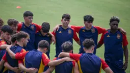 Para pemain Timnas Spanyol U-17 berangkulan saat mendengarkan instruksi dari staf pelatih Timnas Spanyol U-17 dalam sesi latihan menjelang Piala Dunia U-17 2023 di Lapangan Gelora Samudera, Kuta, Bali pada Jumat pagi (3/11/2023). (Bola.com/Alit Binawan)