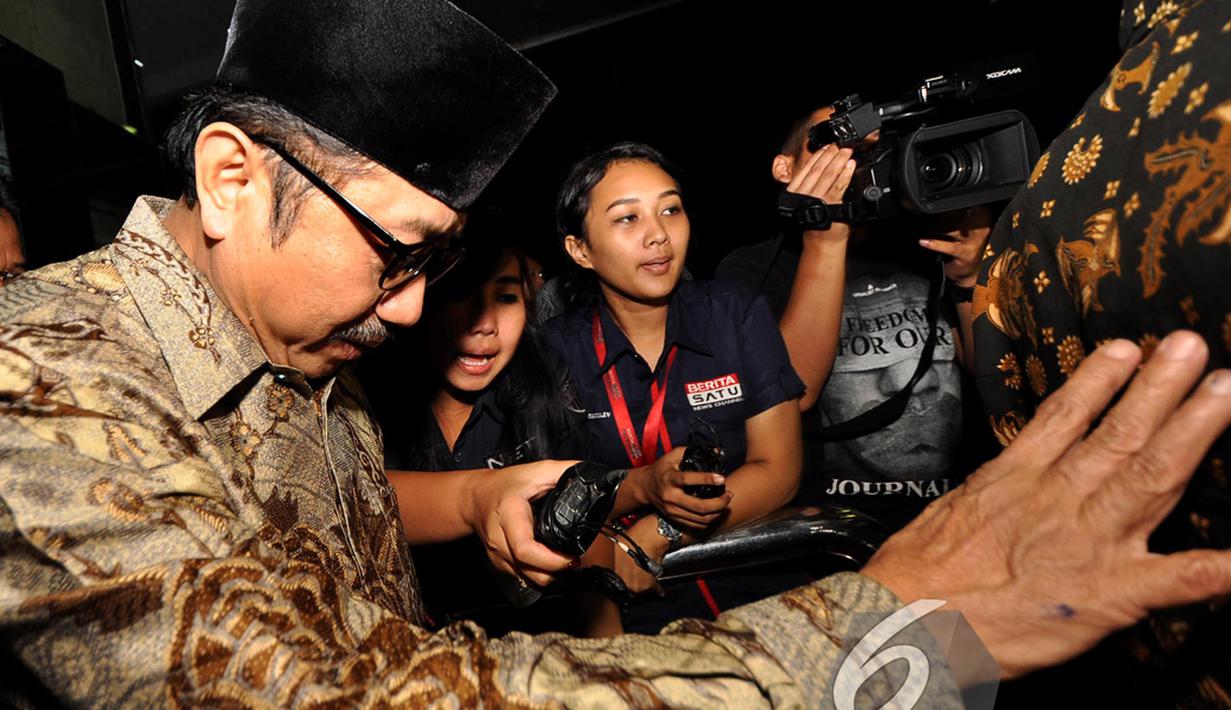 Mantan Sekjen ESDM Waryono Karyo mengunci mulutnya usai menjadi saksi di KPK dengan tersangka Sutan Bhatoegana, Jakarta, Senin (17/11/2014)(Liputan6.com/Miftahul Hayat)
