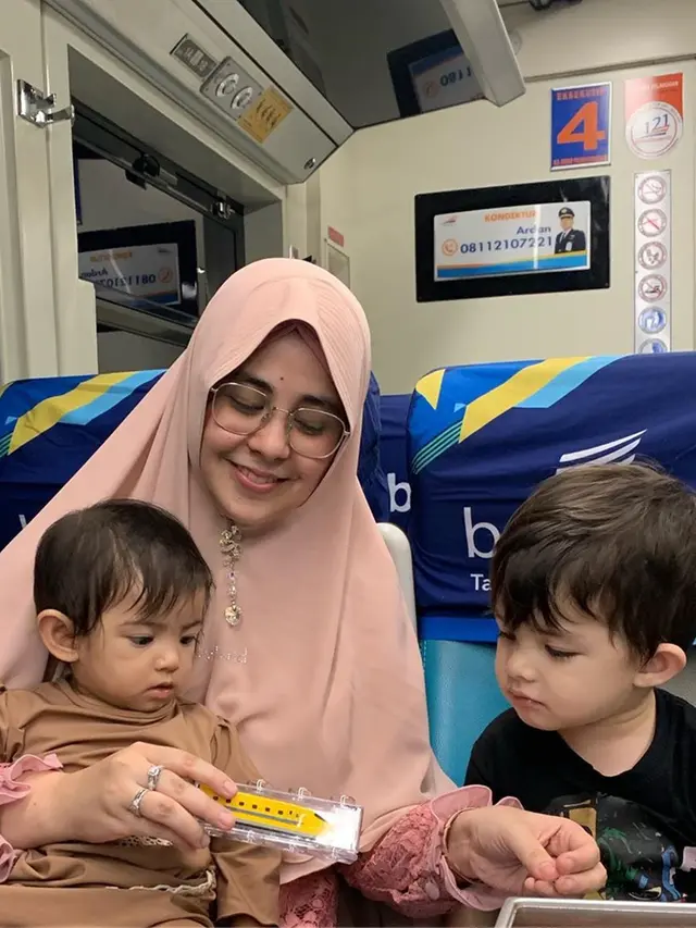 FOTO: Momen Kebersamaan Risty Tagor dan Ketiga Anaknya