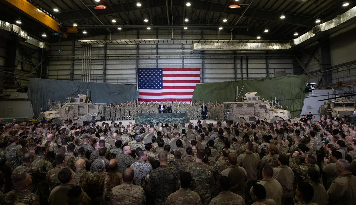 Presiden Amerika Serikat Donald Trump berbicara kepada anggota militer saat mengunjungi Pangkalan Udara Bagram, Afghanistan, Kamis (28/11/2019). Kunjungan dadakan Trump pada hari Thanksgiving tersebut mengejutkan pasukan AS yang bertugas di Afghanistan. (AP Photo/Alex Brandon)