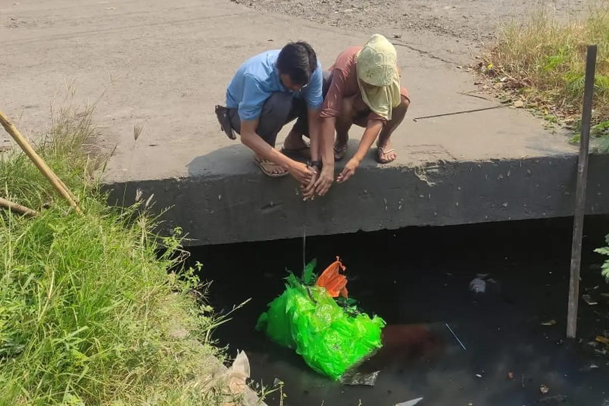 Penemuan mayat di got dekat Pos Polisi Trosobo, Taman, Sidoarjo, (Istimewa)
