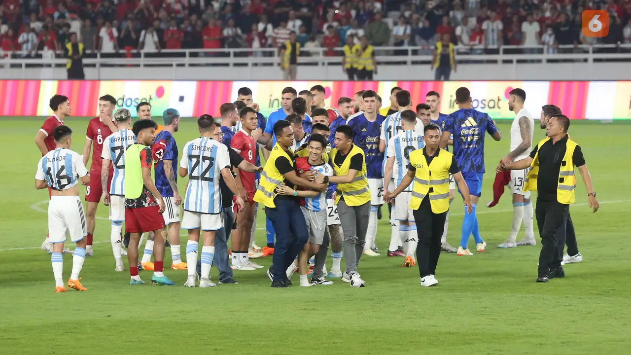 Pitch Invasion Timnas Indonesia vs Argentina