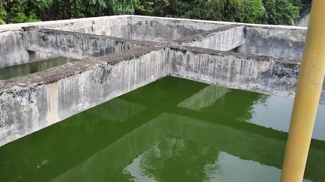Salah satu bak penampungan air di Leupung yang tidak berfungsi (Liputan6.com/Rino Abonita)