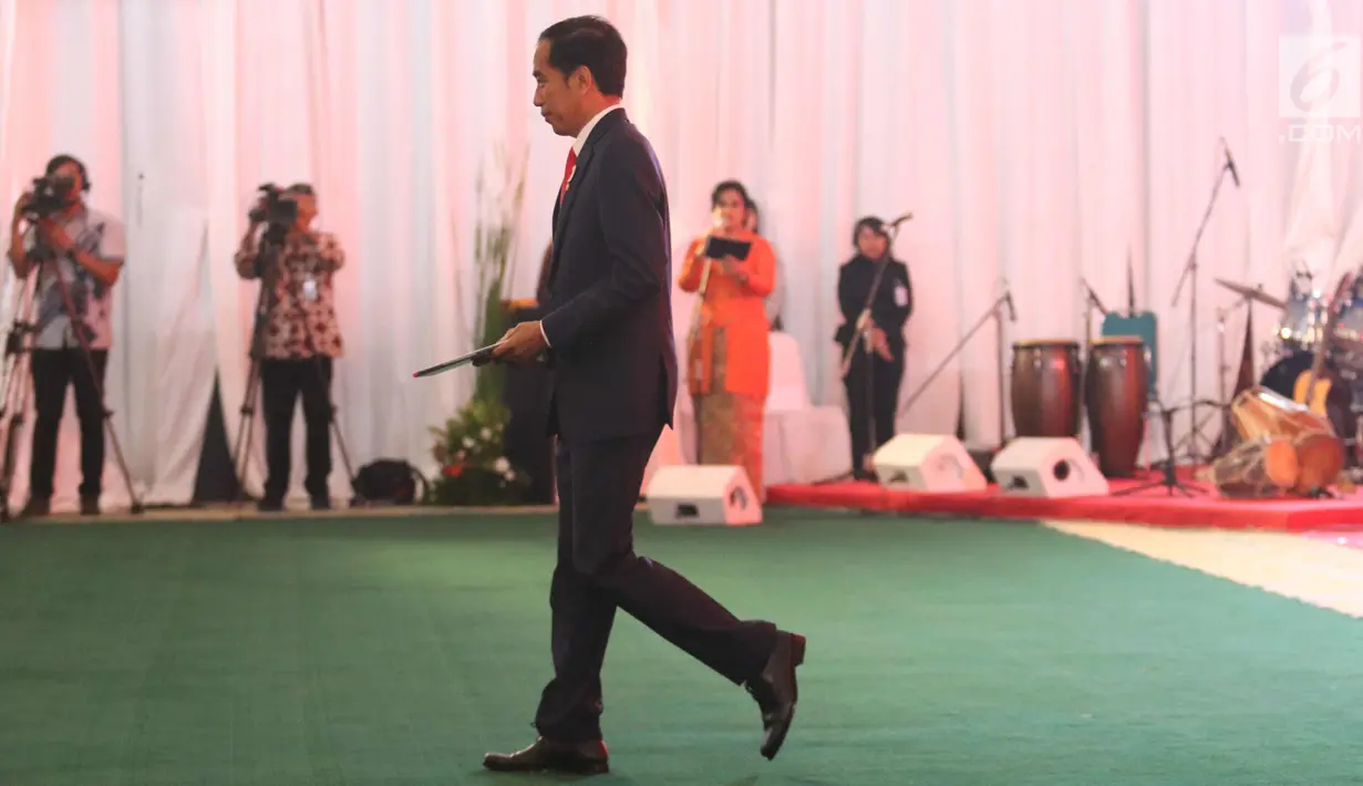 Presiden Joko Widodo bersiap memberi sambutan saat acara Sarasehan Nasional DPD RI di Senayan, Jakarta, Jumat (17/11). Acara ini bertemakan 'Mewujudkan Kewajiban Konstitusional DPD RI'. (Liputan6.com/Angga Yuniar)