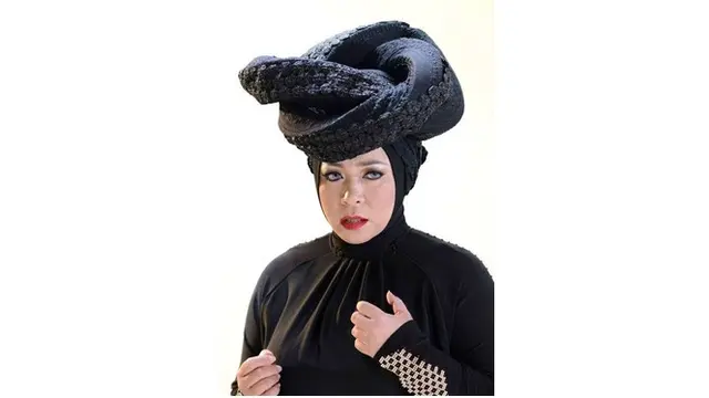 7 Inspirasi Hijab Tak Biasa Ala Melly Goeslaw, Tertarik Untuk Mencoba?