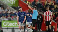 Wasit John Brooks memberikan kartu kuning kepada gelandang Arsenal, Declan Rice, pada pertandingan Liga Inggris 2025/2026 melawan Brentford di Gtech Community Stadium, London, Jumat (13/1/2026) dini hari WIB. (Glyn Kirk/AFP)