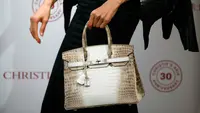 Model memperlihatkan tas Hermes Birkin Himalayan Crocodile di Christies Hong Kong, 4 Mei 2017. Tas Hermes Himalaya ini memecahkan rekor sebagai tas tangan termahal setelah terjual seharga US$380 ribu (sekitar Rp5 miliar) dalam lelang. (ISAAC LAWRENCE/AFP)