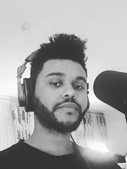 Seperti yang dikatakan oleh salah seorang sumber, The Weeknd saat ini sudah berencana untuk melamar Selena. Selama berminggu-minggu belakangan ini, The Weeknd juga sibuk mencari cincin tunangan itu. (Instagram/Theweeknd)