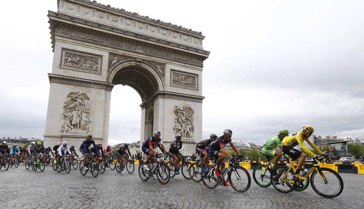 Para pebalap melewati Arc de Triomphe dalam Etape 21 yang berjarak 109.5-km dari Sevres ke Paris Champs-Elysees, Prancis. (26/7/2015). (REUTERS/Stefano Rellandini)