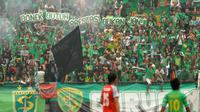 Bersatunya Bonek tak lantas membuat tim Surabaya United mendapat dukungan total saat mengarungi persaingan Grup C Piala Jenderal Sudirman. (Bola.com/Zaidan Nazarul) 
