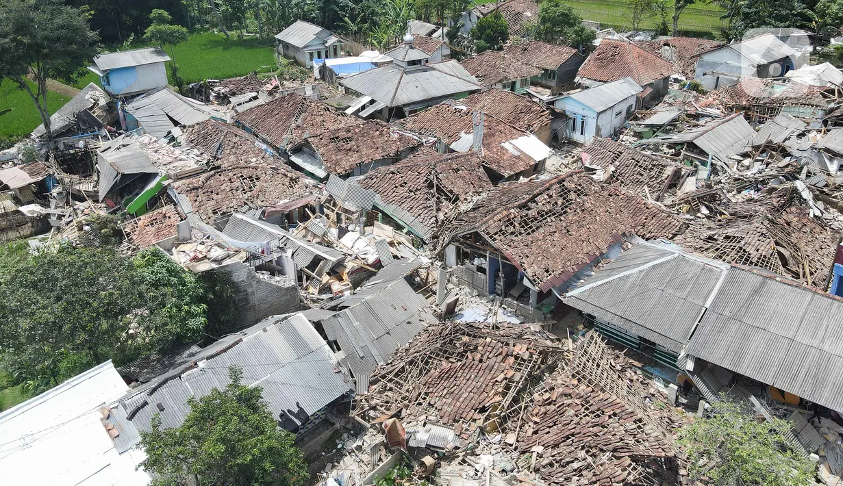 Foto udara memperlihatkan pemukiman yang hancur akibat gempa di Desa Sarampad, Kabupaten Cianjur, Jawa Barat, Selasa (22/11/2022). Gempa dengan magnitudo 5,6 mengakibatkan sejumlah rumah dan jalan di Desa Sarampad rusak parah. (Liputan6.com/Herman Zakharia)