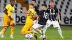 Bek Tottenham Hotspur, Ben Davies berebut bola dengan pemain Lokomotiv Plovdiv, Lucas Salinas dalam laga babak kualifikasi kedua Liga Europa 2020-2021 di Stadion Lokomotiv, Plovdiv, Bulgaria, Kamis (17/9/2020). Tottenham Hotspur susah payah kalahkan Lokomotiv Plovdiv 2-1. (AP Photo/Anton Uzunov)
