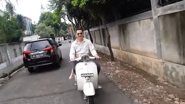 7 Momen Andhika Pratama Ajak Ussy Sulistiawaty dan Anak Naik Vespa